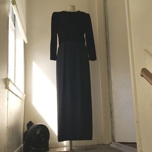 Oscar de la Renta. ### Long Elegant Black Evening Gown 36x36 VINTAGE